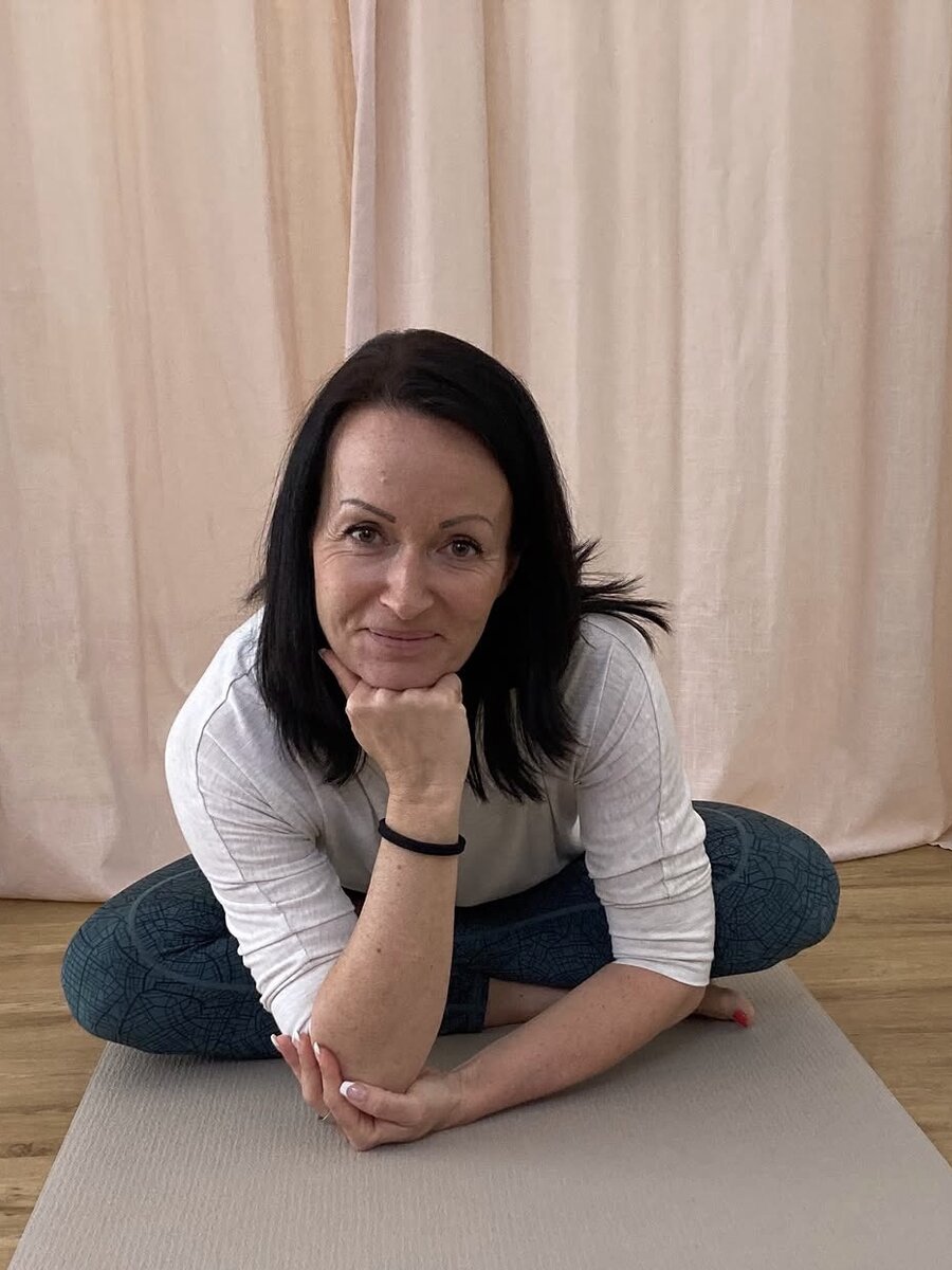 Sandra Schwermer im Sitz auf der Yogamatte